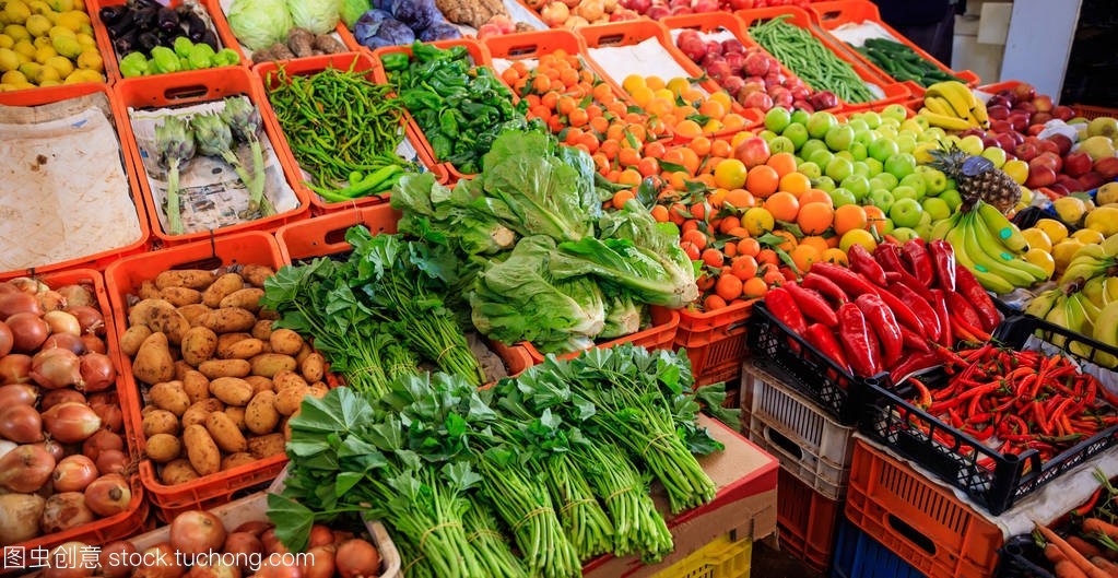 在尼科西亚塞浦路斯市场出售各种蔬菜和水果。特写视图与详细信息